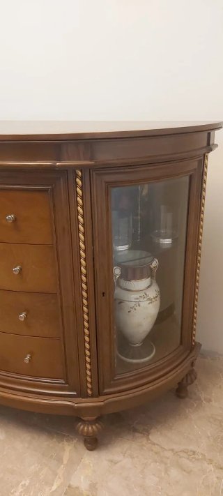Mueble de madera curvo con vitrina