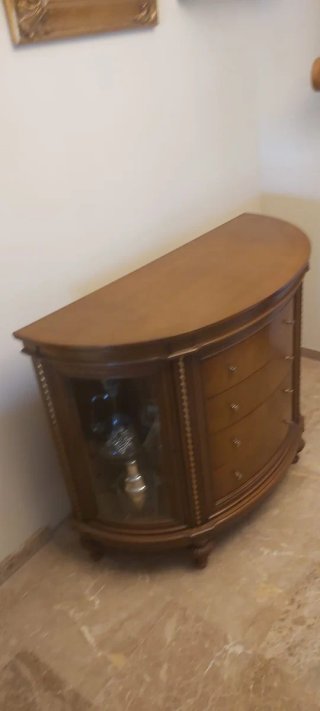 Mueble de madera curvo con vitrina
