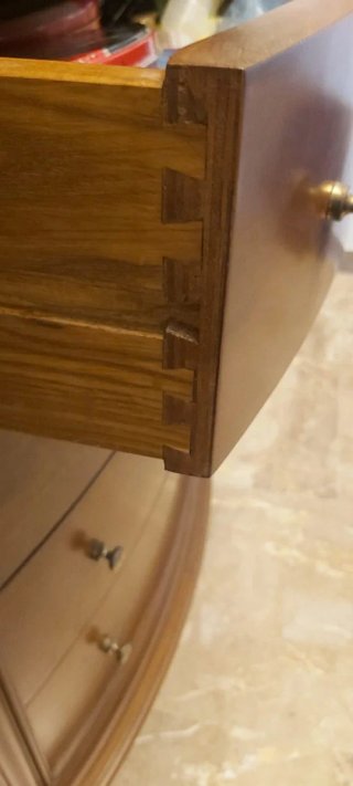 Mueble de madera curvo con vitrina