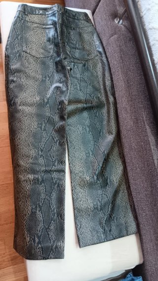 Pantalón Mango polipiel efecto piel serpiente T.38