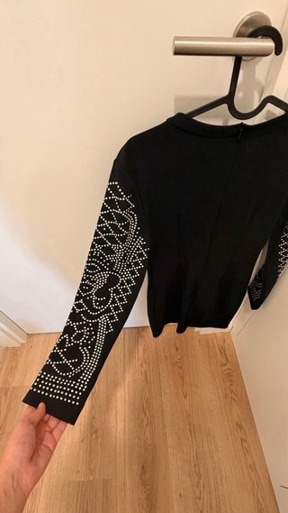 Vestido negro con tachuelas plateadas