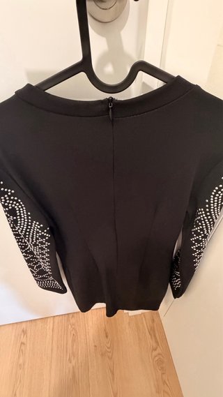Vestido negro con tachuelas plateadas
