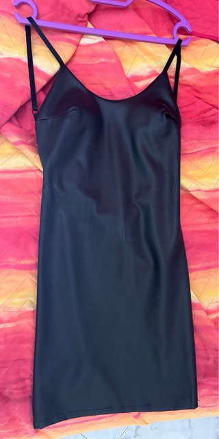 Vestito corto in pelle nero scollato dietro