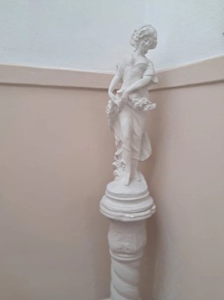 Figura de mujer con flores