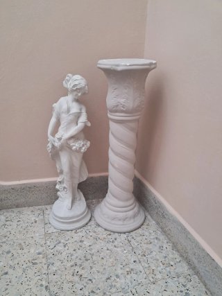 Figura de mujer con flores