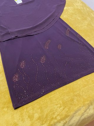 Vestido morado con pedrería