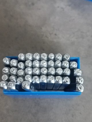 Juego 42 Sellos Metálicos Letras y Números