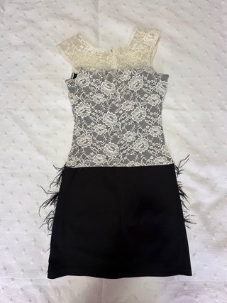 Vestido encaje y plumas negro blanco