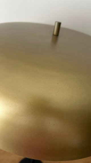 Lámpara de mesa dorada y negra