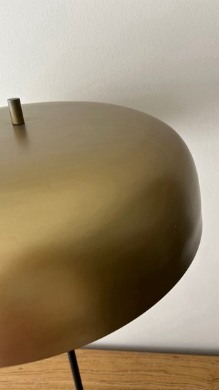 Lámpara de mesa dorada y negra