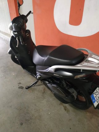 Suzuki Sixteen 125 Scooter Negra
