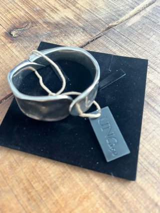 UNOde50. Brazalete bañado en plata de ley.
