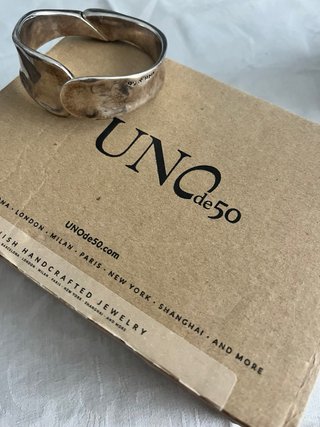 UNOde50. Brazalete bañado en plata de ley.