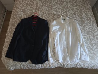 Chaqueta de traje y camisa blanca