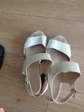 Regalo. Sandalias y chanclas negras y blancas.