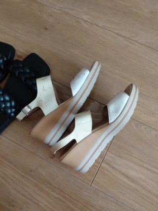 Regalo. Sandalias y chanclas negras y blancas.