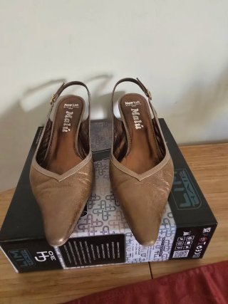 Zapatos Malú Beige y Dorado
