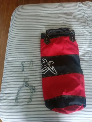 Saco de boxeo rojo y negro