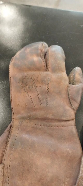 Juego de guantes antiguos.