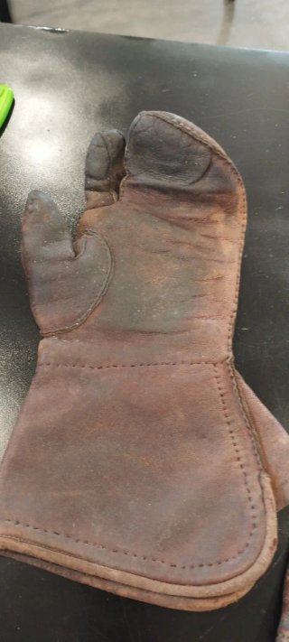 Juego de guantes antiguos.