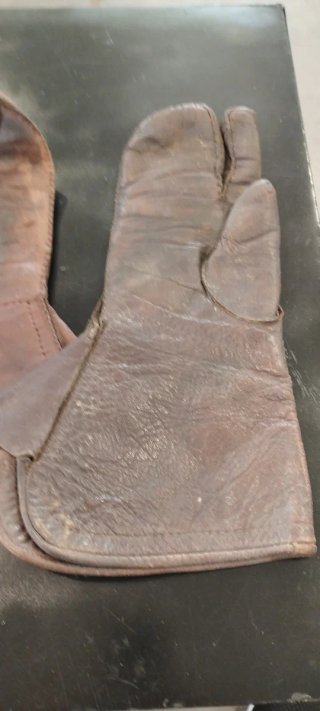Juego de guantes antiguos.