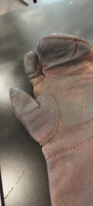 Juego de guantes antiguos.