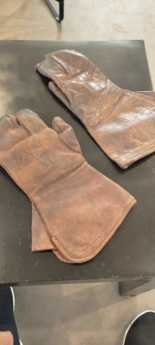 Juego de guantes antiguos.