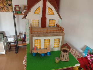 Casa de cartón decorativa