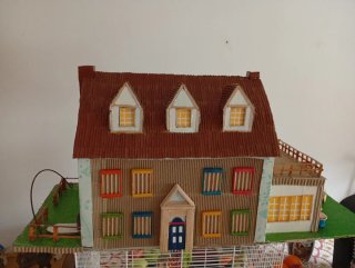 Casa de cartón decorativa