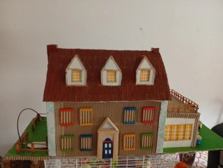 Casa de cartón decorativa