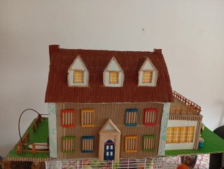 Casa de cartón decorativa