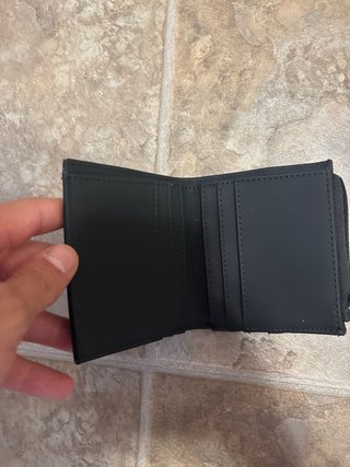 Portafoglio nero con zip e porta carte