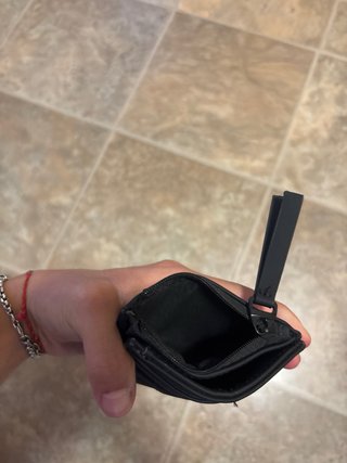 Portafoglio nero con zip e porta carte