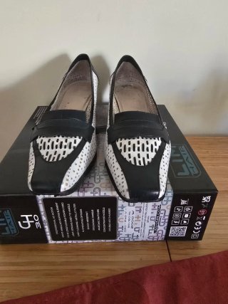 Zapatos Negros y Blancos