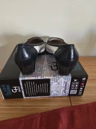 Zapatos Negros y Blancos
