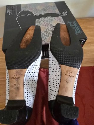 Zapatos Negros y Blancos