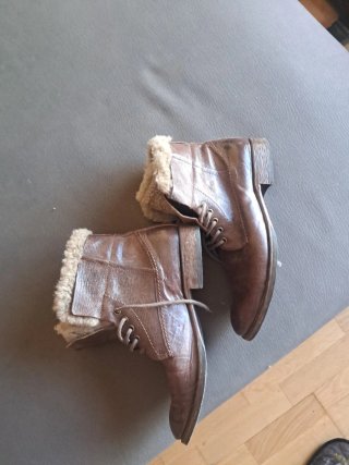 Botines hombre; borrego marrón en tobillo.
