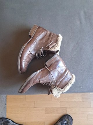 Botines hombre; borrego marrón en tobillo.