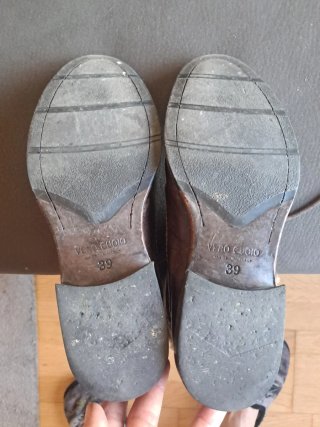Botines hombre; borrego marrón en tobillo.