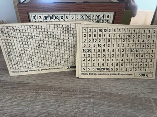Hucha de ahorro de papel y madera