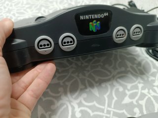 Nintendo 64 con juegos Zelda y Mario