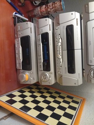 Cadena musical: Plato, CD y Cassette