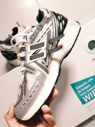 Zapatillas ASICS plateadas y blancas
