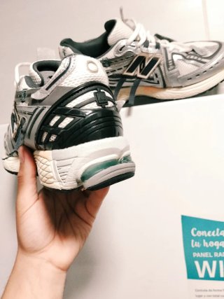 Zapatillas ASICS plateadas y blancas