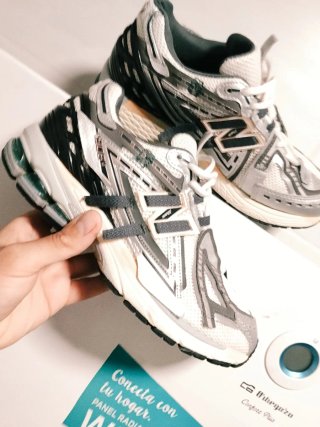 Zapatillas ASICS plateadas y blancas