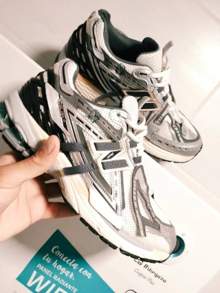 Zapatillas ASICS plateadas y blancas