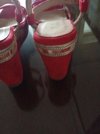 Sandalias cuña rojas y doradas