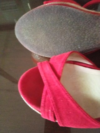 Sandalias cuña rojas y doradas