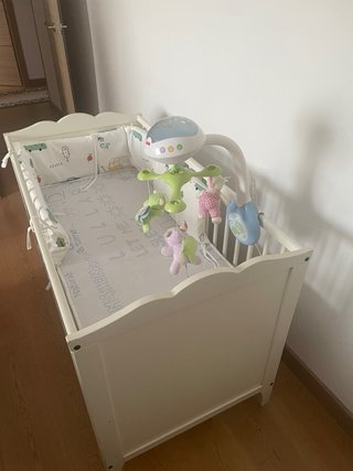 Cuna de madera con colchón