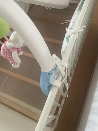 Cuna de madera con colchón